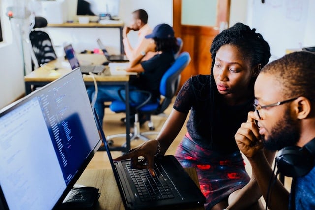 As mulheres são melhores em tecnologia do que os homens, segundo estudo