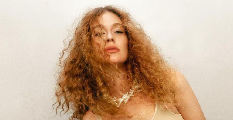 Marina Ruy Barbosa posta fotos com cachos e agrada fãs