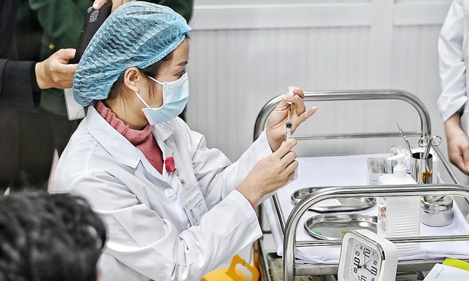 Những ai chưa nên tiêm vắc xin AstraZeneca?