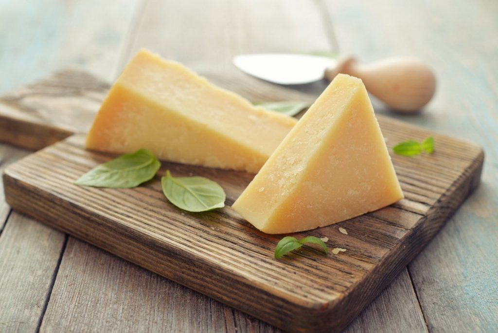 Твердый сыр | 8 очень калорийных продуктов, которые на самом деле полезны для вас | Zestradar