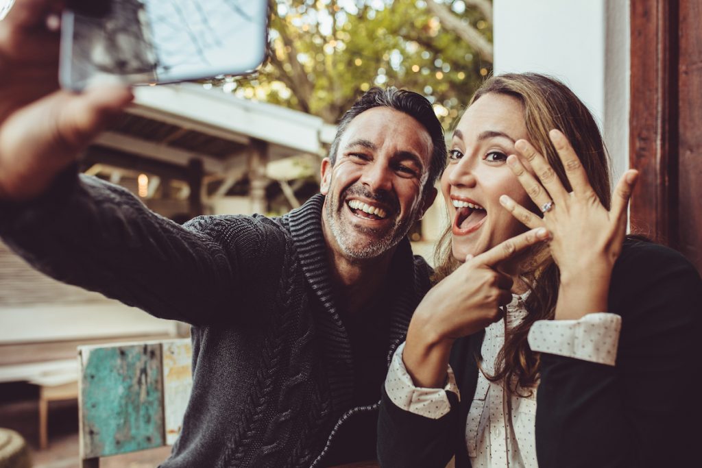 7 motivos por que algumas mulheres preferem homens mais velhos