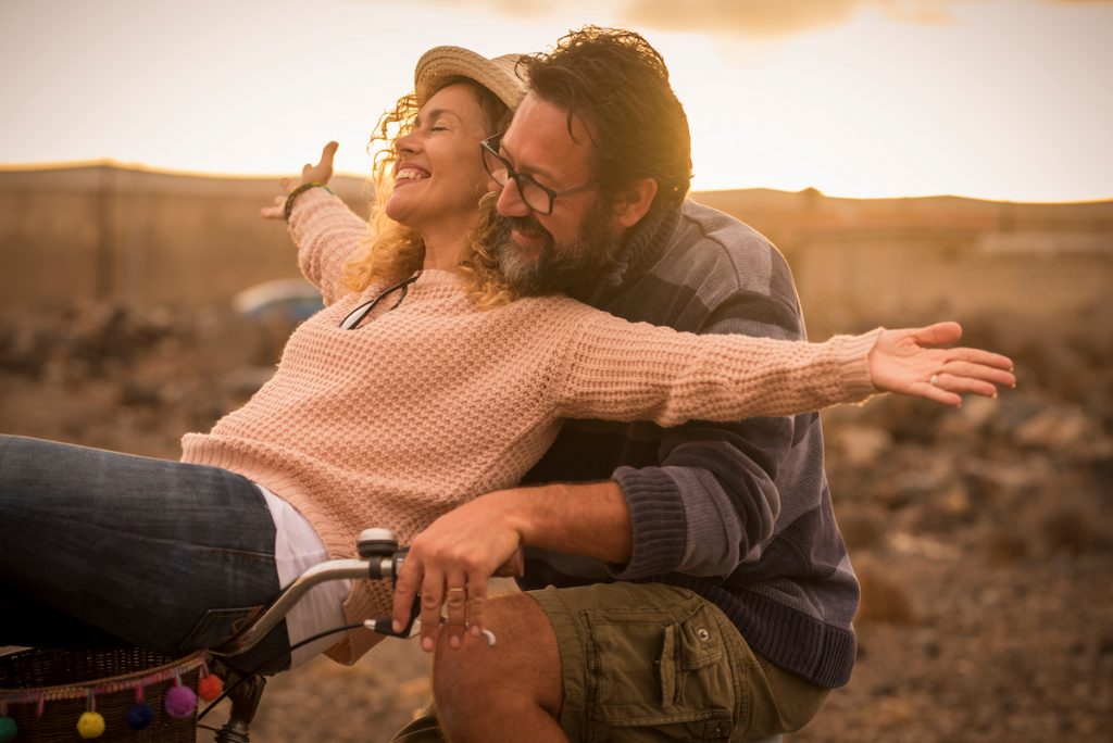 7 motivos por que algumas mulheres preferem homens mais velhos