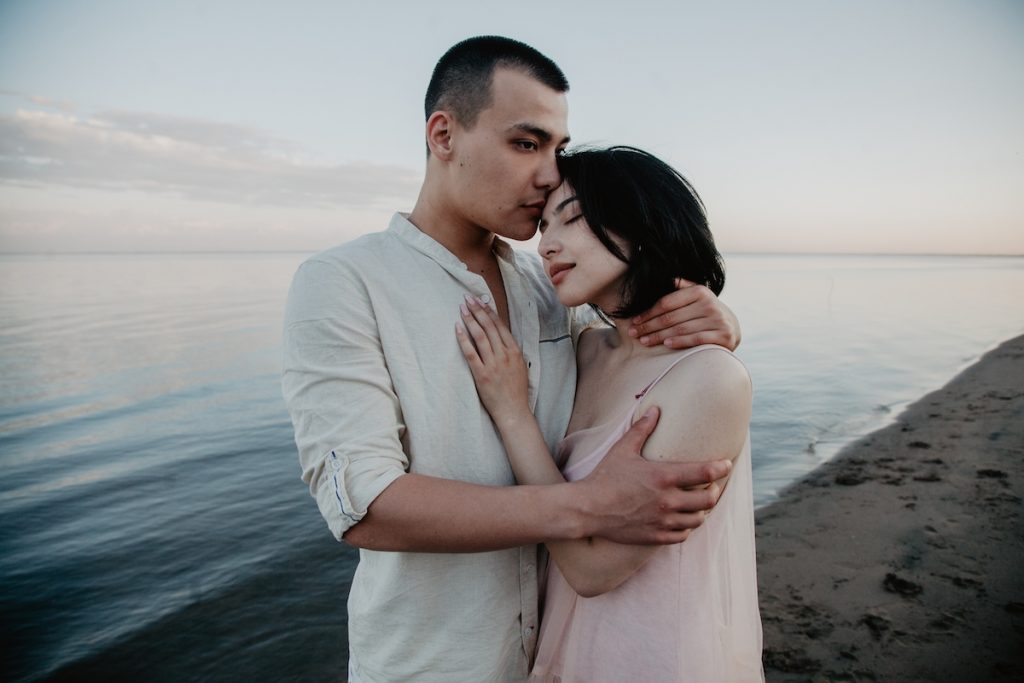 Who Falls In Love Faster: Men Or Women?