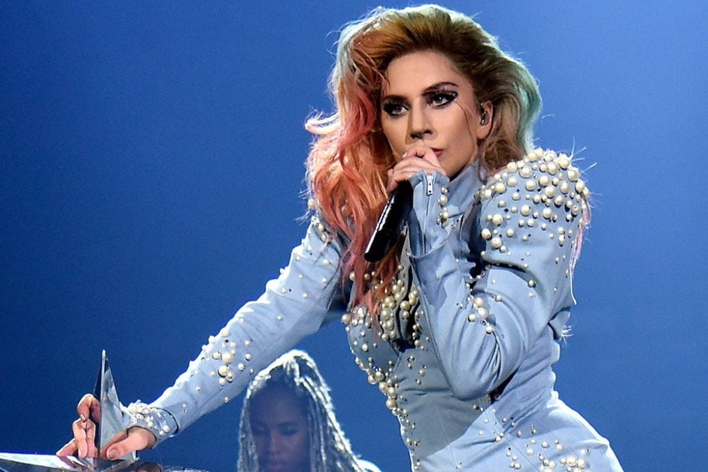 7 Celebrities Who Look Nothing Like Their Stage Image