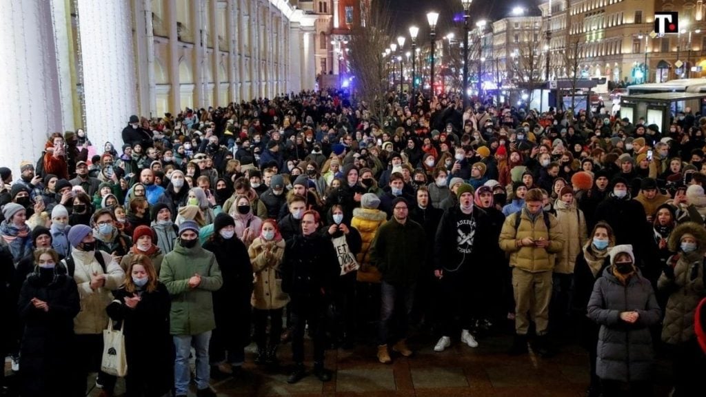 Putin invade Ucrania, pero une al mundo