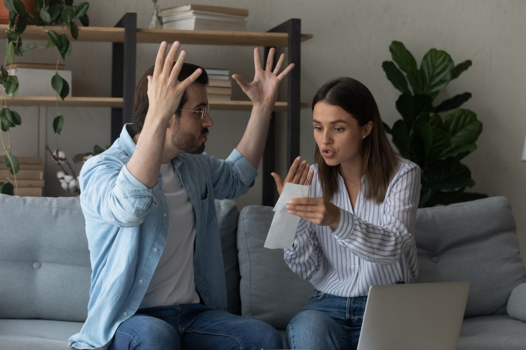 10 sinais de que você é um parceiro ruim, mesmo achando que não