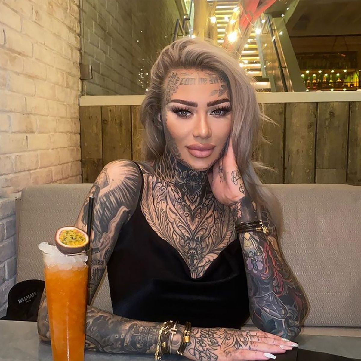 ≡ Conheça Becky Holt A mulher mais tatuada do Reino Unido Brain Berries