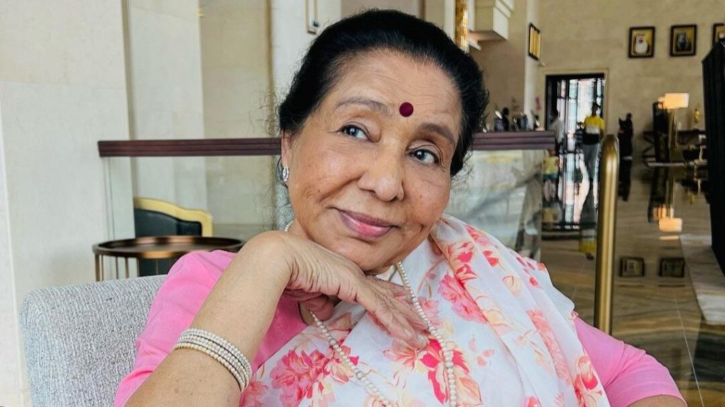 आशा भोसले का कहना है: पुराने गाने ‘बहुत श्रेष्ठ ढंग से लिखे, संगीतबद्ध किए और शानदार ढंग से गाए गए थे,’ अब सब खाली हो गया है