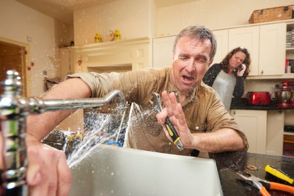 Réparer les fuites d’eau comme un pro : les astuces d’un ancien plombier à la retraite