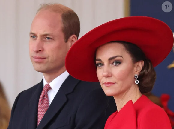 Kate Middleton, modèle d’élégance tout en rouge, a frôlé l’incident vestimentaire