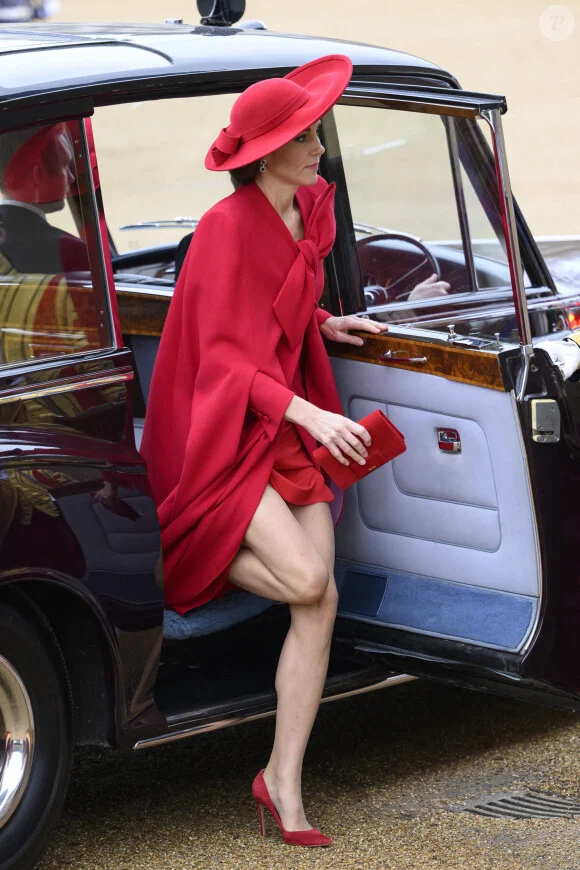 Kate Middleton, modèle d’élégance tout en rouge, a frôlé l’incident vestimentaire
