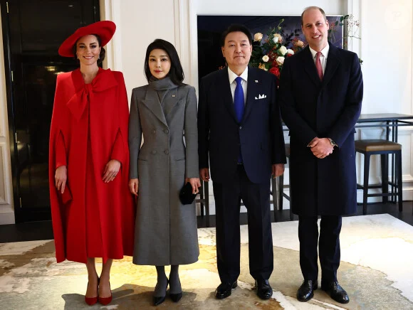 Kate Middleton, modèle d’élégance tout en rouge, a frôlé l’incident vestimentaire