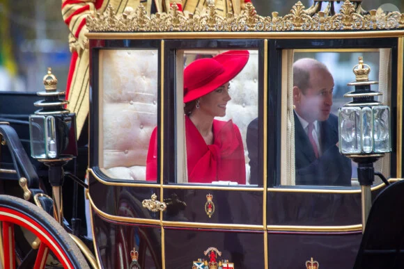 Kate Middleton, modèle d’élégance tout en rouge, a frôlé l’incident vestimentaire