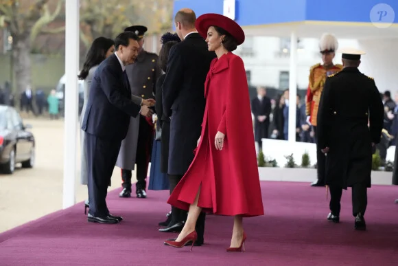 Kate Middleton, modèle d’élégance tout en rouge, a frôlé l’incident vestimentaire