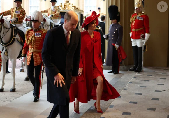 Kate Middleton, modèle d’élégance tout en rouge, a frôlé l’incident vestimentaire