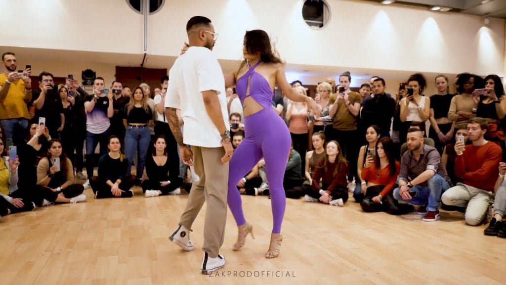 Cặp đôi khiến mọi người mê mẩn với điệu nhảy Bachata gợi cảm