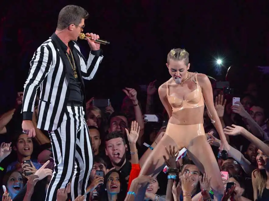 Ewolucja Miley Cyrus na przestrzeni Lat: od gwiazdy Disneya do dojrzałejc piosenkarki 