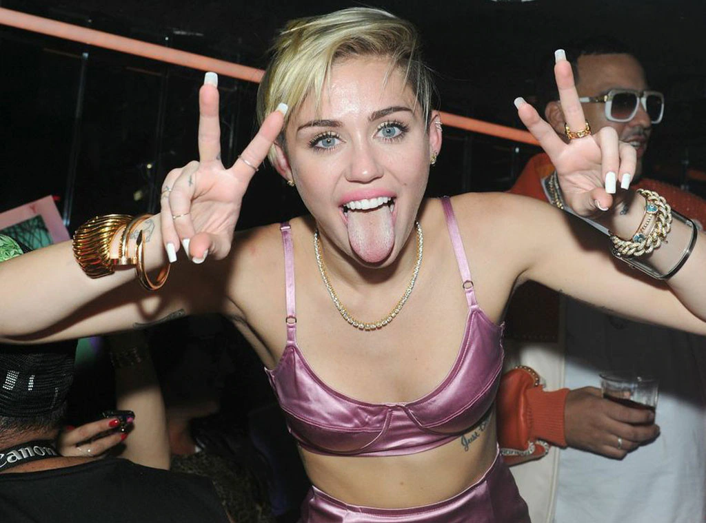 Ewolucja Miley Cyrus na przestrzeni Lat: od gwiazdy Disneya do dojrzałejc piosenkarki 