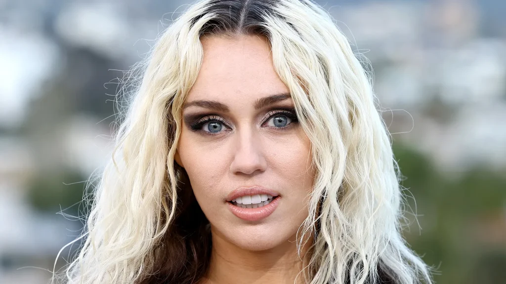 Ewolucja Miley Cyrus na przestrzeni Lat: od gwiazdy Disneya do dojrzałejc piosenkarki 