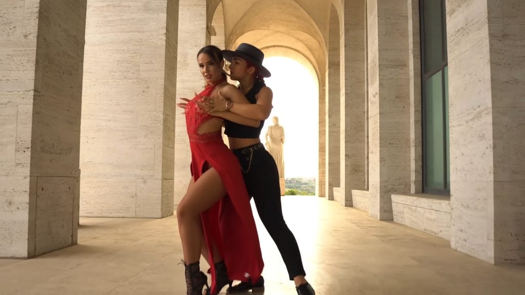 Vídeo: Esta simples dança latina fez centenas de milhares de pessoas “derreterem”
