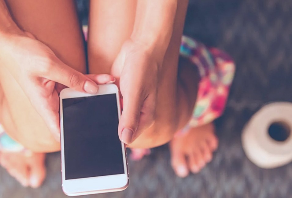 Motivos para não ficar mais de 10 minutos sentado no vaso sanitário com o celular