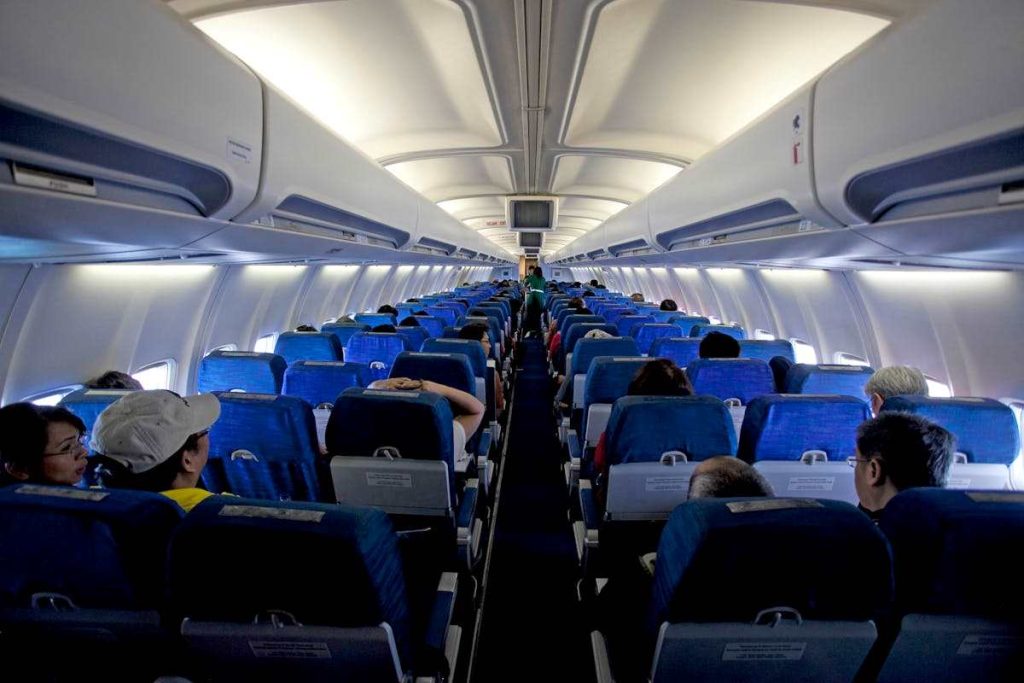 Volo da incubo: Pioggia di vermi ad alta quota 