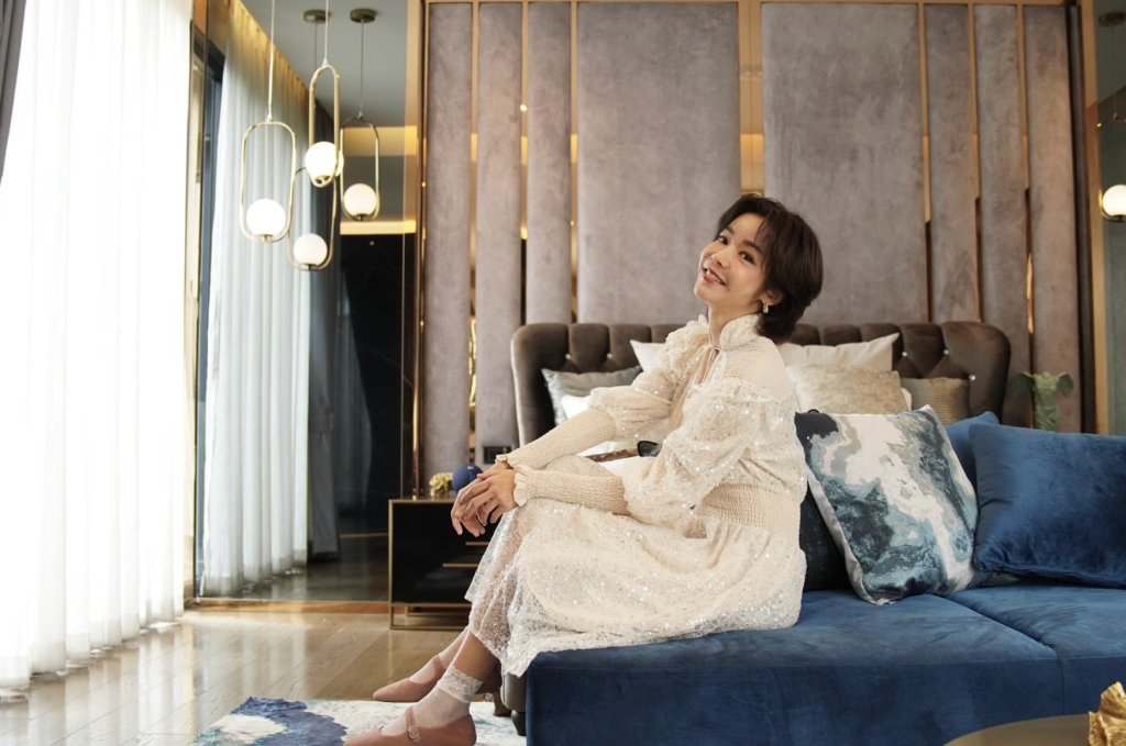 “นุ๊กสุทธิดา” ขวัญใจหนุ่มๆยุค  90  ในชุดนักเรียนวัยใสทำเอาหนุ่มๆใจบาง