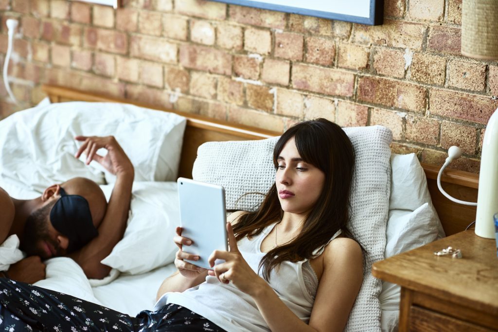 Ocho consejos para compartir la cama con tu pareja y dormir para contarlo