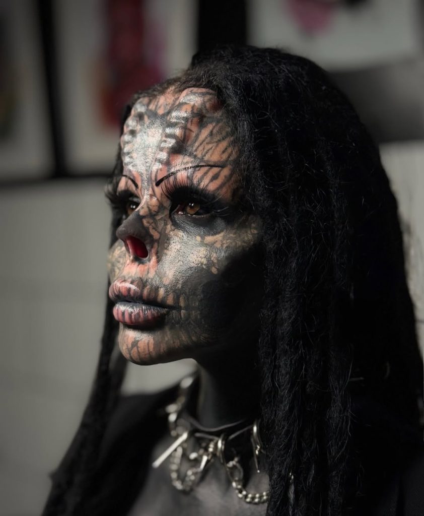 Une métamorphose hors norme : Toxii, l’icône tatouée qui bouscule les codes