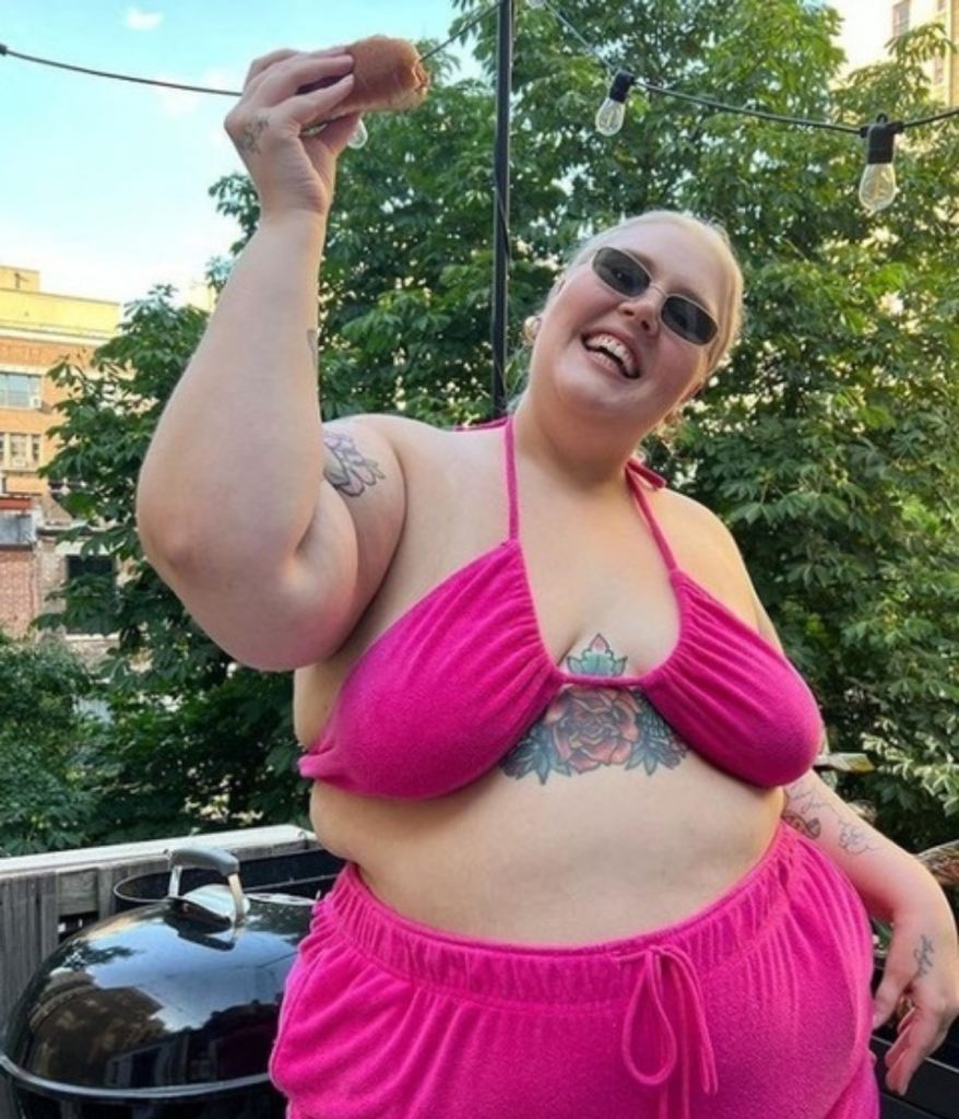 Abby Bible : Le mannequin grande taille qui bouscule les standards et célèbre les corps sans filtre
