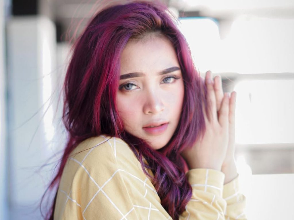 Fakta Lengkap Biduan Cantik Dini Kurnia, Liburan Pakai Sandal!
