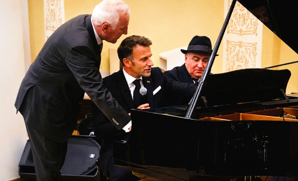 Emmanuel Macron : ce talent pour le piano qu&rsquo;on ne lui connaissait pas forcément
